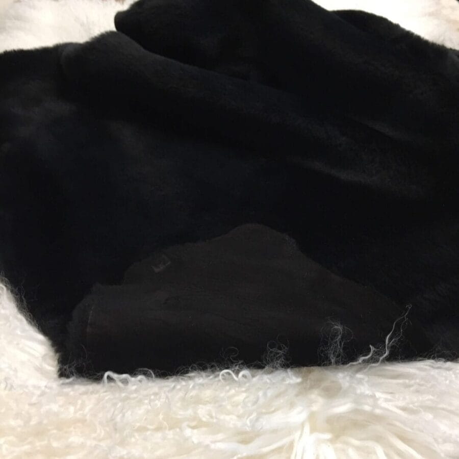 Shearling Sheepskin Leather with short Merino wool—luxuriously soft, warm, and perfect for premium outerwear and accessories.