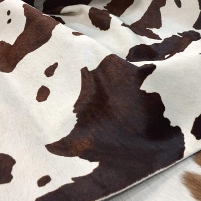 This classic chestnut and white cowhide features a natural horse-print pattern, perfect for rustic or Western-inspired designs. Ideal for handbags, furniture, footwear, garments, pillows, and décor.
