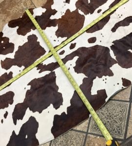 This classic chestnut and white cowhide features a natural horse-print pattern, perfect for rustic or Western-inspired designs. Ideal for handbags, furniture, footwear, garments, pillows, and décor.