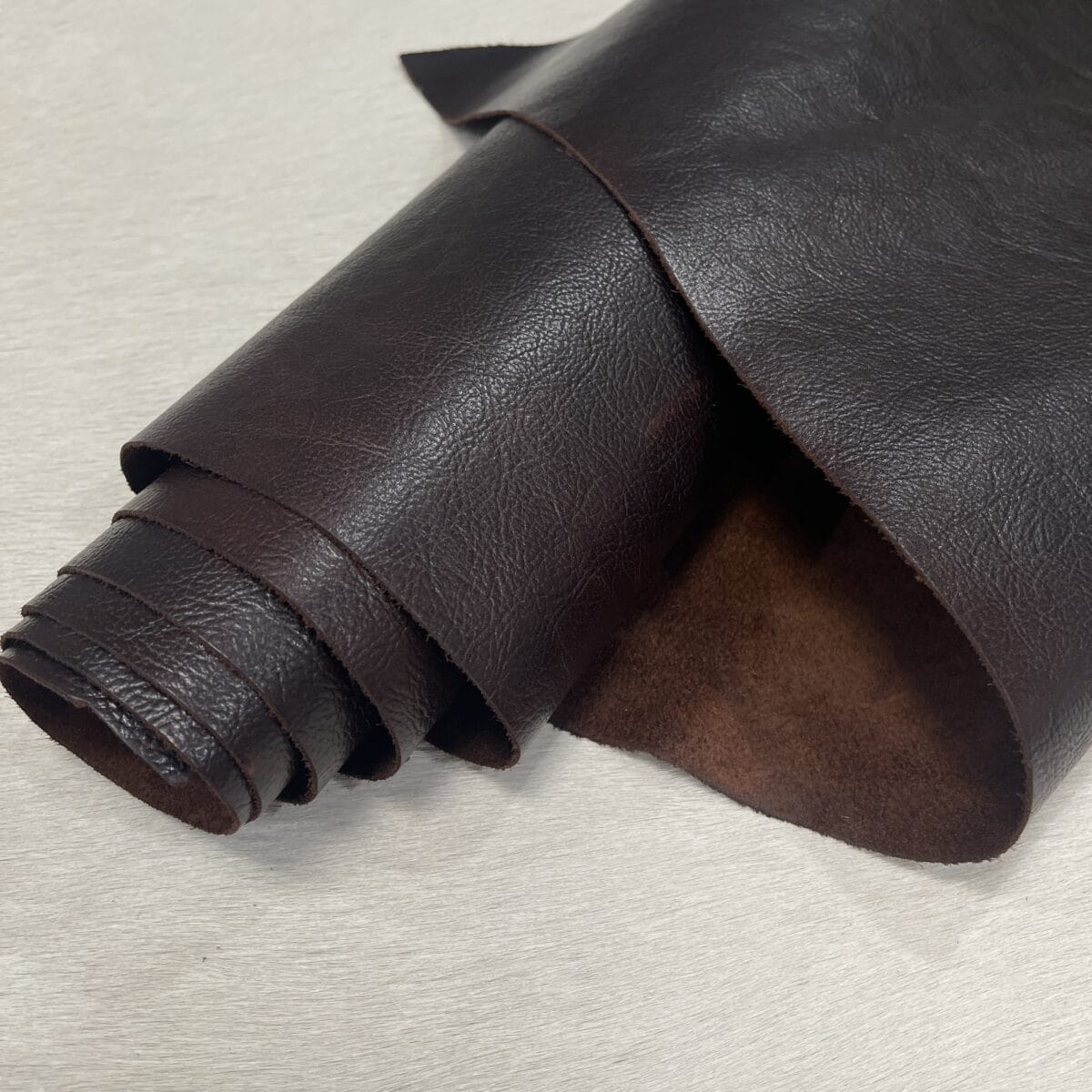 Bernard Oily Pull-Up Cowhide – Chestnut rolled hide with brown suede back